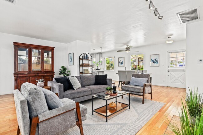 Building Photo - 1024 Hamline Pl