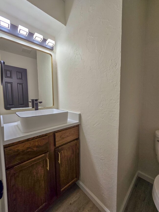 Building Photo - Beautifully remodeled 3 bed 1.5 bath home ...