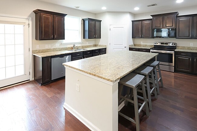 Building Photo - Stunning & Spacious 4 Bedroom Home in Highland Falls Community