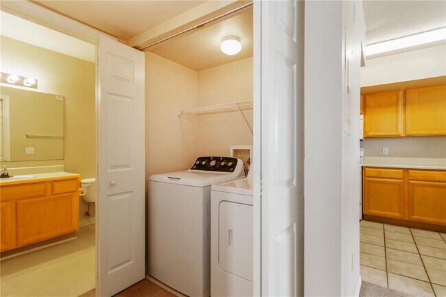 Building Photo - 1040 Villagio Cir