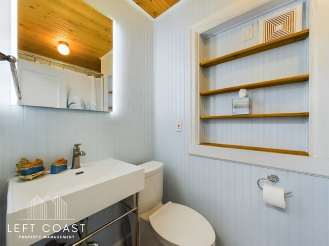 Building Photo - 1033 NW Inlet Ave