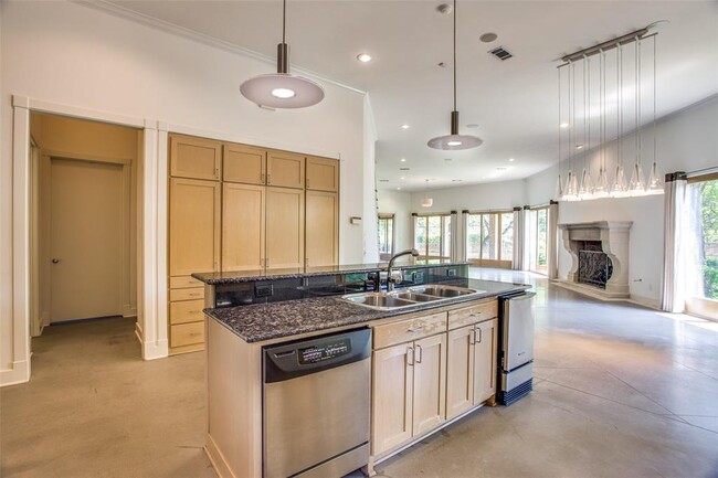 Building Photo - 6615 Willow Ln