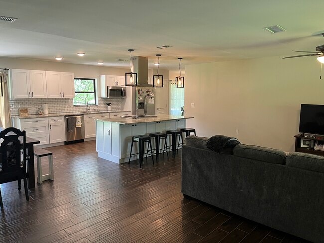 Building Photo - 2224 Magnolia Ave