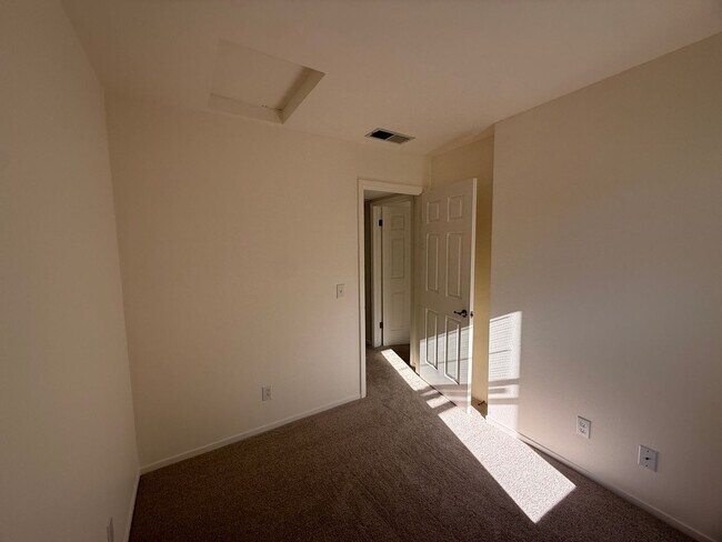 Building Photo - Recently updated top floor 1 bedroom + office with laundry, pool and garage