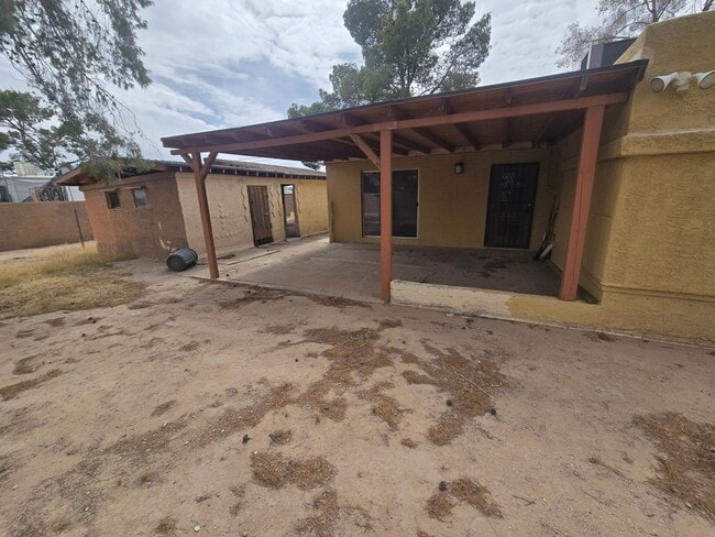 Building Photo - Spacious 3bd/1ba in a HUGE GATED Property!