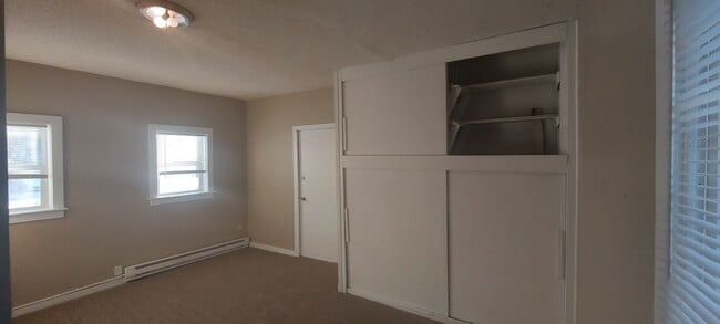 Building Photo - 955 Burr St N