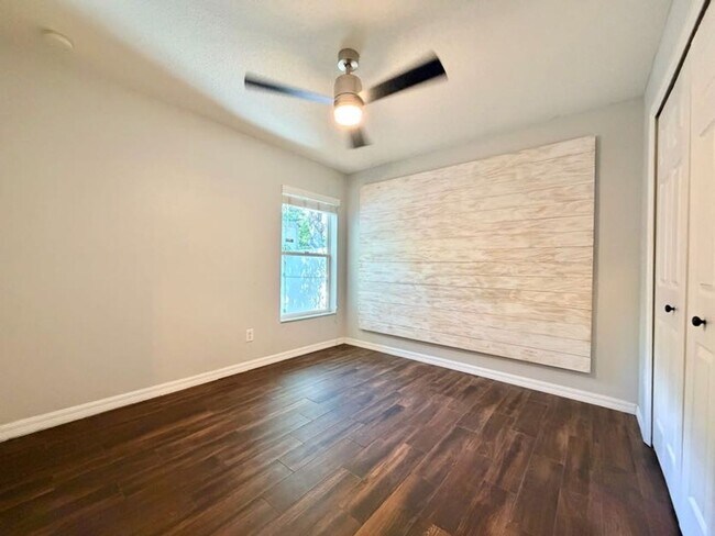 Building Photo - Modern Living Meets Prime Location with this Stunning 4/2!