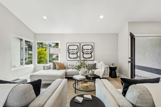 Building Photo - Beautifully Renovated 3 Bed/2 Bath Home in...
