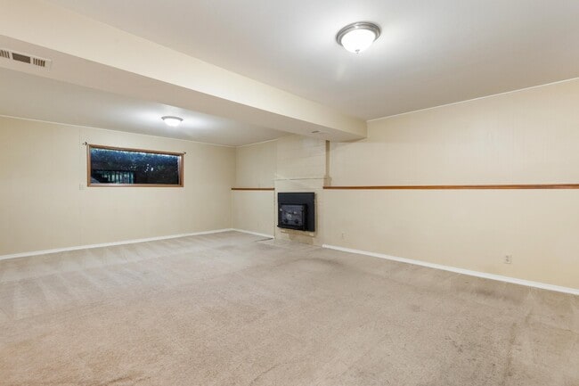 Building Photo - Spacious 5-Bed Home on XL Private Lot!