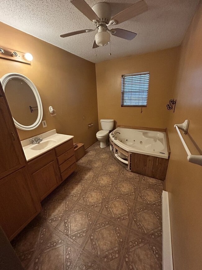 Building Photo - 1 bedrooms, 2 bathrooms. 2,000 sq ft home in a quiet country setting with large yard.