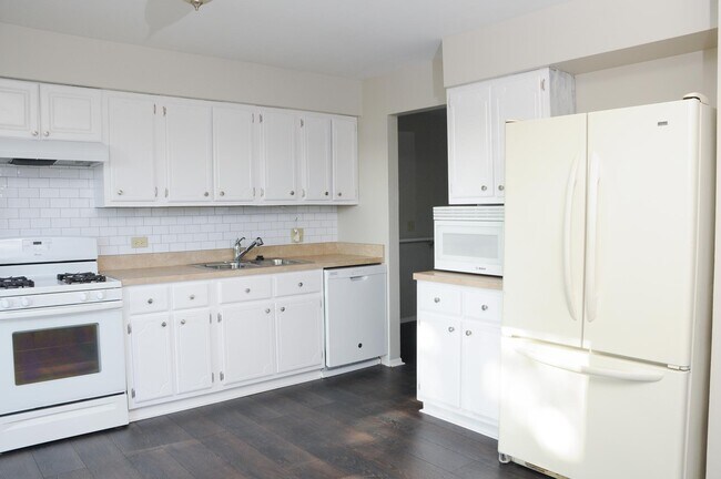Kitchen - 152 Farm Gate Ln