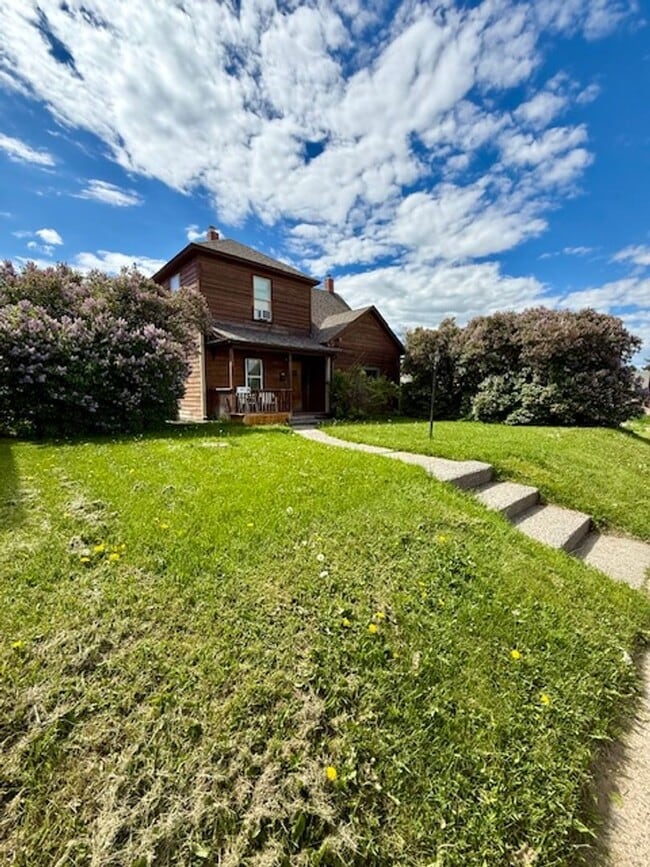 Building Photo - 3 Bedroom, 1 Bath Apartment for Rent - Clo...