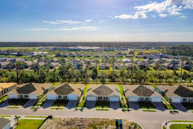 Building Photo - Villa Home in West Port - 3/2/2 close to s...