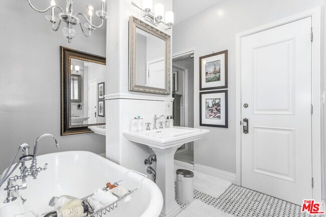 Building Photo - 1424 N Crescent Heights Blvd