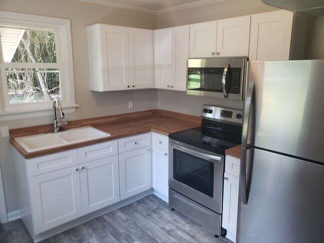 Building Photo - Newly Renovated 2 Bedroom Cottage Close to Shaw in Quiet Area