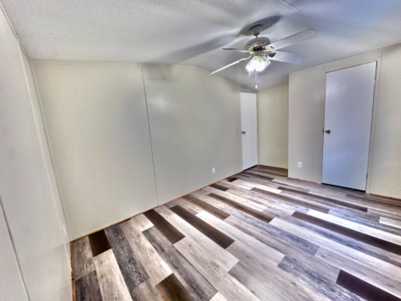 Building Photo - 110 S Rustic Ln