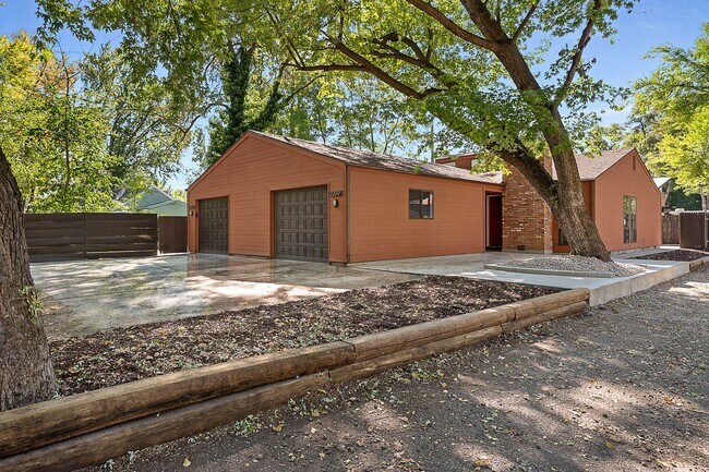 Building Photo - Super Cute North End Place with Garage and Backyard!