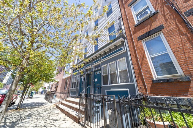 Building Photo - 466 Monmouth St