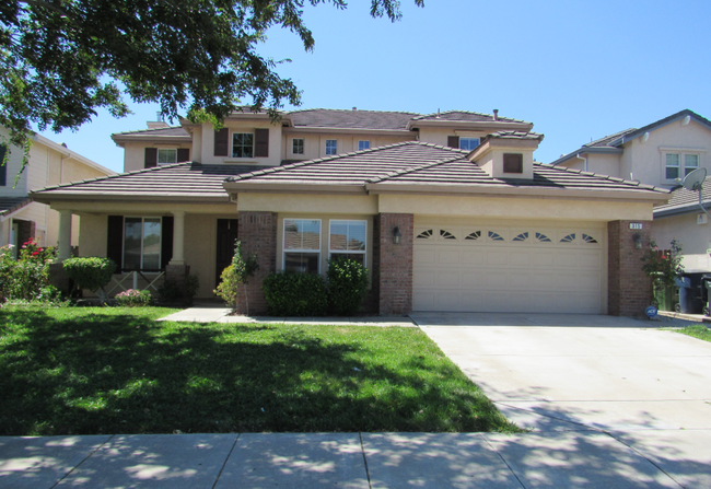 Primary Photo - Spacious 5 Bedroom, 3 Bath Single Family H...