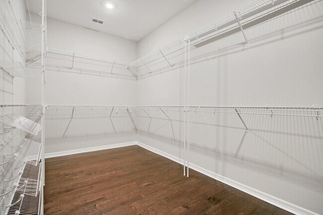 Building Photo - Spacious 4 Bed 3 Bath Home