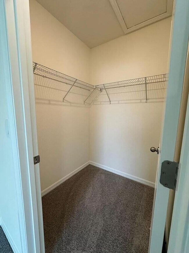 Building Photo - 3 Bedroom 2.5 Bath Townhouse