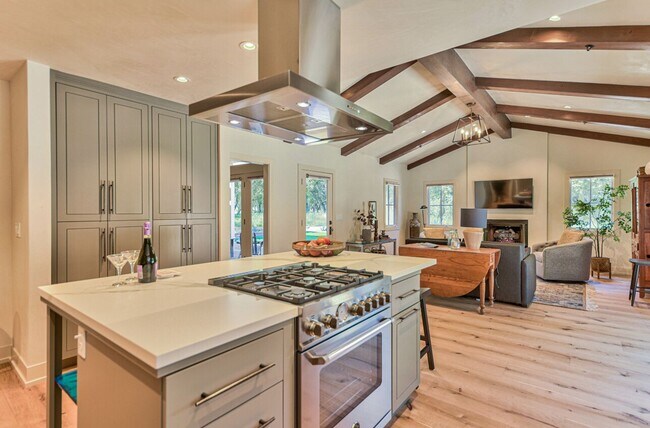 Building Photo - Luxury Living in Corral de Tierra!