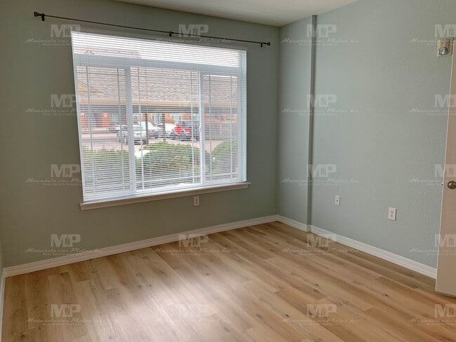 Building Photo - 2133 Krisron Rd