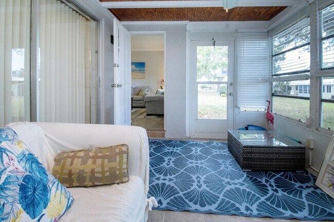 Building Photo - Fully Furnished - 2 bed 2 Bath villa - South Sarasota