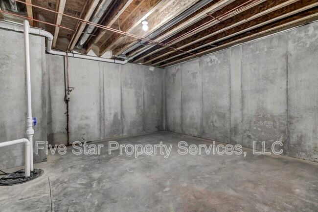 Building Photo - 60 Moonlight Ct.