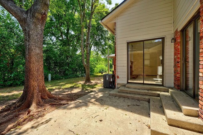 Building Photo - Beautiful Two-Story 3bed/2bath Townhome Available in Westside Norman!!