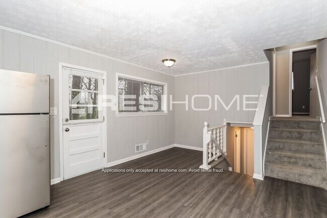 Building Photo - 517 Village Lane