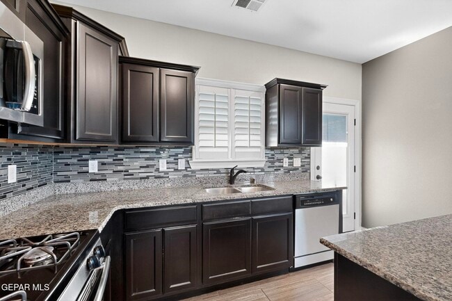 Building Photo - 220 S Manzanita Dr