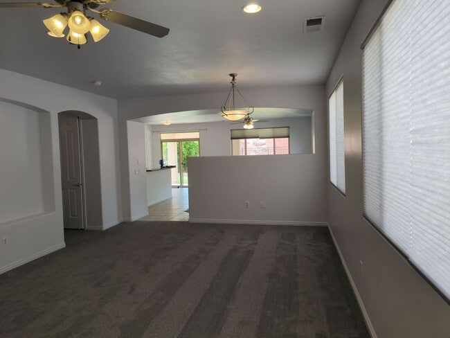 Building Photo - Beautiful 4 Bedroom Home in Coral Canyon