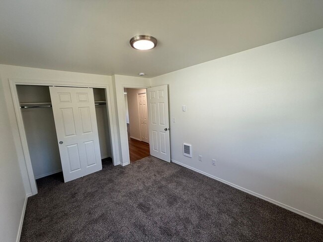 Building Photo - 1505 NW Highland Dr