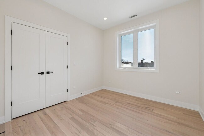 Building Photo - 4536 S Prairie Ave