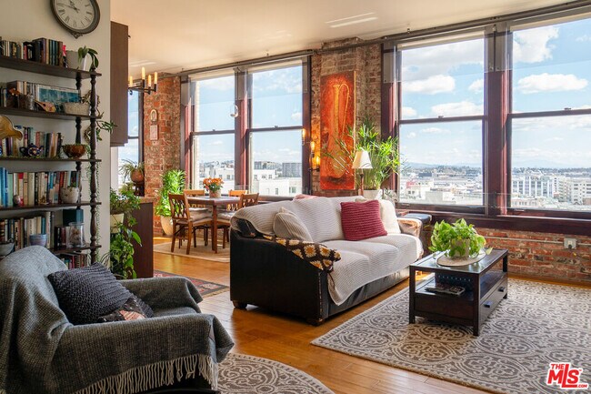 Building Photo - 460 S Spring St