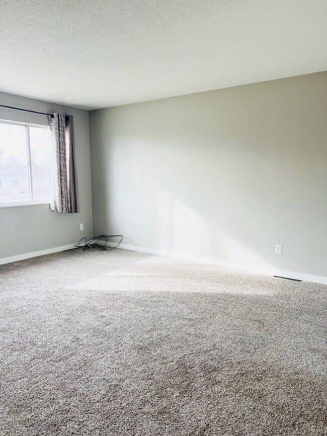 Building Photo - 5 Bedroom on a large corner lot in the heart of Berthoud!