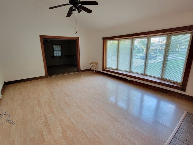 Building Photo - 338 N Pleasant Dr