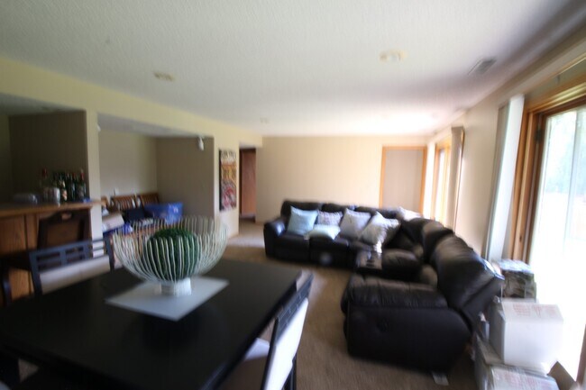Building Photo - Entertainers dream in the heart of Eden Pr...