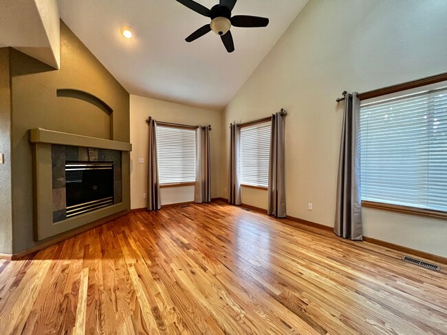Building Photo - Stunning 4-Bedroom, 4-Bathroom Home in Sou...