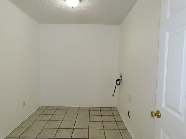 Building Photo - Quaint 3 Bedroom, 1 Bathroom Home in Whitehouse, w/ Shed for Storage