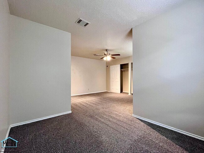 Building Photo - 8143 Chestnut Manor Dr
