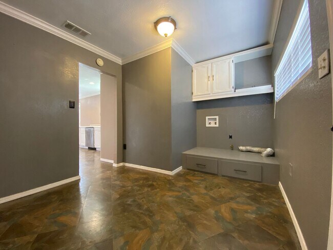 Building Photo - Taft Heights!