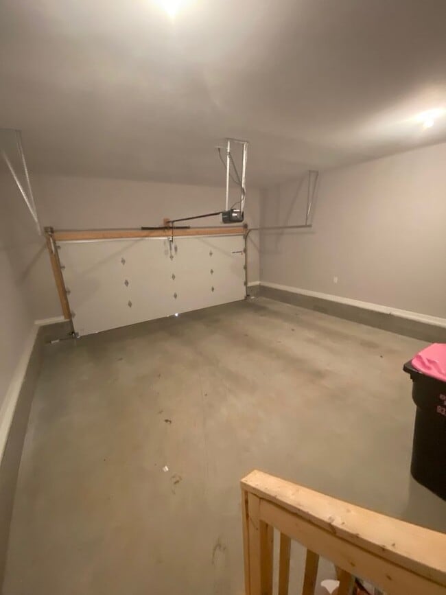 Building Photo - Move in with credit approval