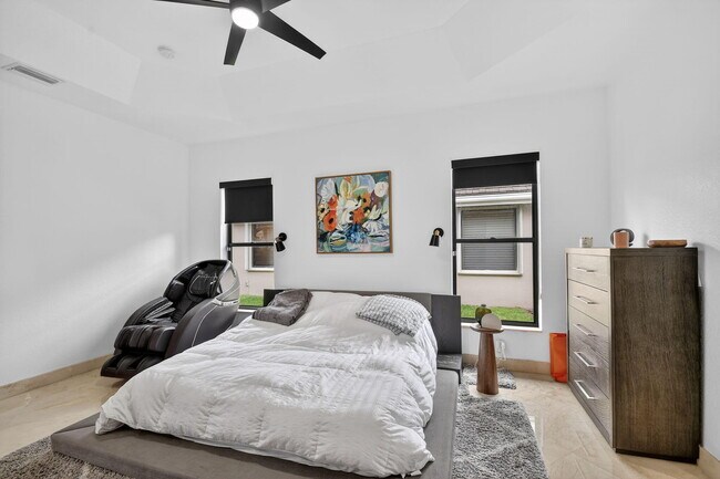 Building Photo - 10337 Trianon Pl