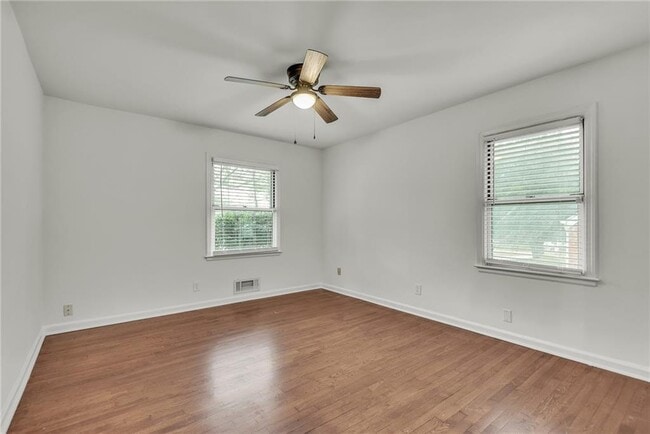 Building Photo - 2015 E Camellia Dr