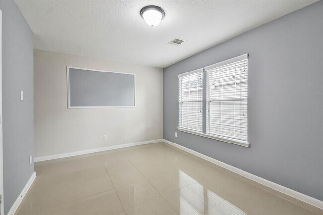 Building Photo - 7718 Shavano Ln