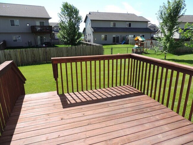 Building Photo - $1,650 | 3 Bedroom, 2.5 Bathroom TOWN HOME | NO PETS | Available for August 1st, 2026 Move In!