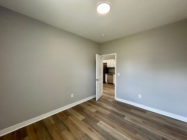 Building Photo - Charming 3-Bedroom 2 Bathroom Duplex in th...