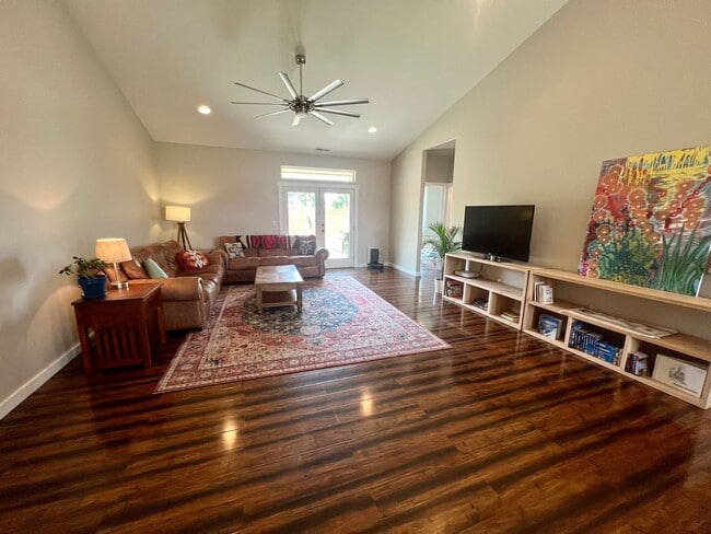 Building Photo - Modern 3 Bedroom Home